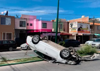 Chocan autos en Cactus, uno acaba volcado