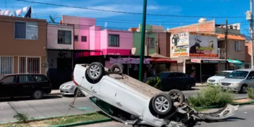 Chocan autos en Cactus, uno acaba volcado