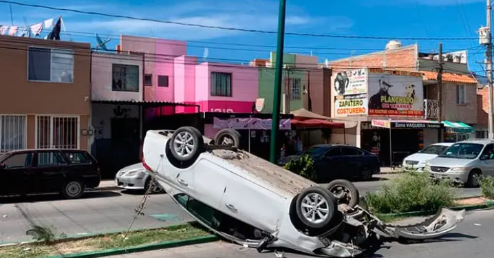 Chocan autos en Cactus, uno acaba volcado