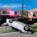 Chocan autos en Cactus, uno acaba volcado