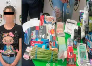 Mujer es sorprendida robando en Walmart