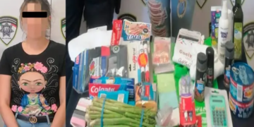 Mujer es sorprendida robando en Walmart