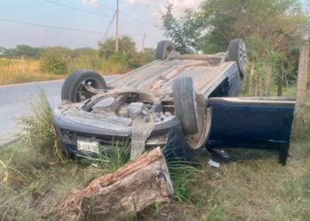 Vuelca camioneta en la carretera Valles-Naranjo