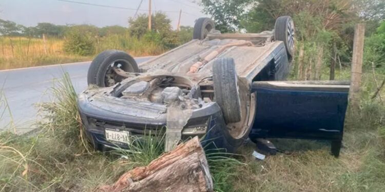 Vuelca camioneta en la carretera Valles-Naranjo