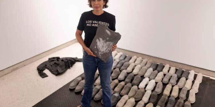 Una artista realizó obras con las prendas de desaparecidos encontradas en un rancho mexicano