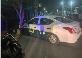 Choca taxista en la calle Hidalgo de Soledad