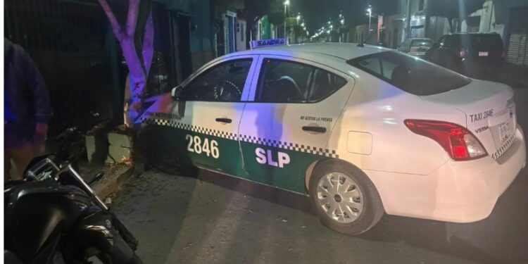 Choca taxista en la calle Hidalgo de Soledad