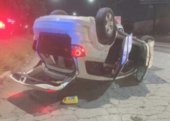 Volcadura múltiple en la carretera 57 deja daños en tres vehículos