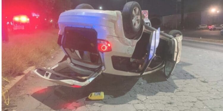 Volcadura múltiple en la carretera 57 deja daños en tres vehículos