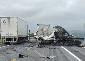 Chofer pierde la vida en choque de tráileres sobre la carretera 80