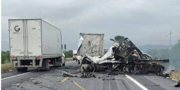 Chofer pierde la vida en choque de tráileres sobre la carretera 80