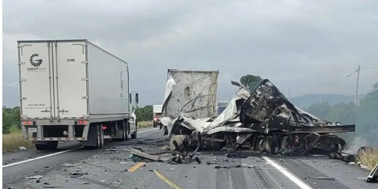 Chofer pierde la vida en choque de tráileres sobre la carretera 80