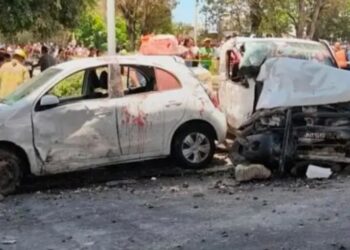 Tren choca con tres vehículos y deja seis muertos en Irapuato