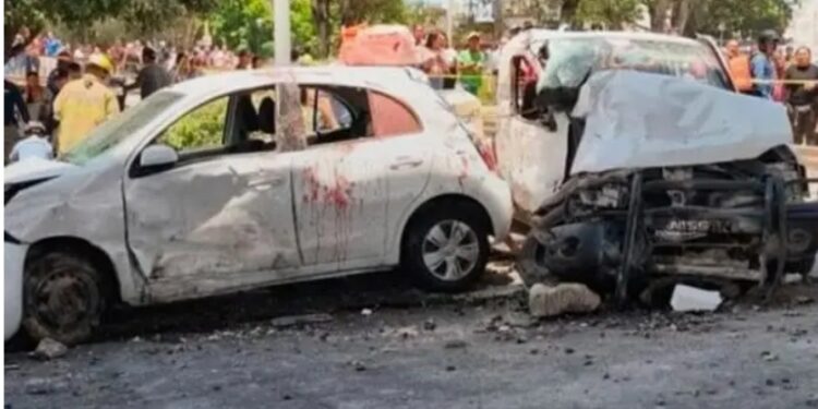 Tren choca con tres vehículos y deja seis muertos en Irapuato