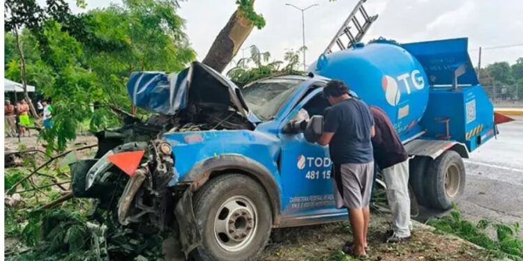 Pipa de gas se estrella contra un árbol en Cd. Valles