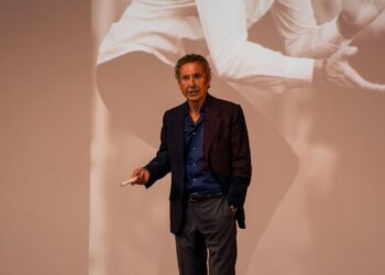 Jorge Valdano comparte en la FCC-UASLP las claves del liderazgo