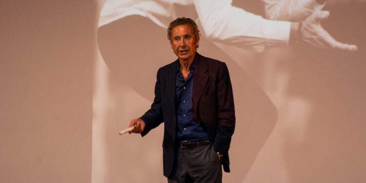 Jorge Valdano comparte en la FCC-UASLP las claves del liderazgo