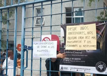 Estudiantes de la UASLP se quejan por disminución de becas