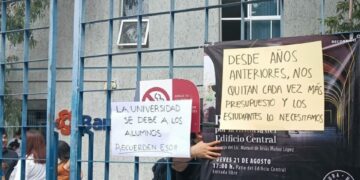 Estudiantes de la UASLP se quejan por disminución de becas