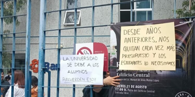 Estudiantes de la UASLP se quejan por disminución de becas