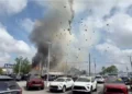 VIDEO | Auto se estrella contra clínica veterinaria y provoca explosión en EUA