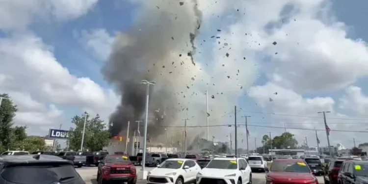 VIDEO | Auto se estrella contra clínica veterinaria y provoca explosión en EUA