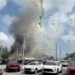 VIDEO | Auto se estrella contra clínica veterinaria y provoca explosión en EUA