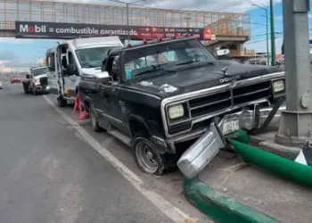 Una camioneta derriba poste de alumbrado