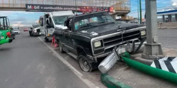 Una camioneta derriba poste de alumbrado