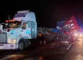 Dos muertos, deja choque entre tráileres