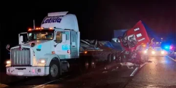 Dos muertos, deja choque entre tráileres
