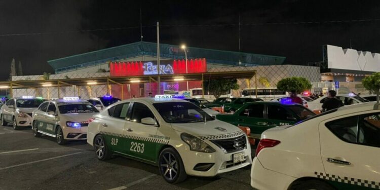 VIDEO | Denuncian cobros excesivos de taxistas en la FENAPO
