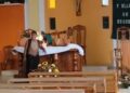 VIDEO | Hombre con machete en mano incendia altar principal de iglesia en Veracruz