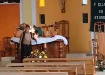 VIDEO | Hombre con machete en mano incendia altar principal de iglesia en Veracruz
