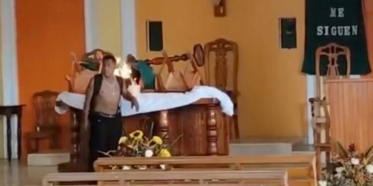 VIDEO | Hombre con machete en mano incendia altar principal de iglesia en Veracruz