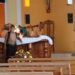 VIDEO | Hombre con machete en mano incendia altar principal de iglesia en Veracruz
