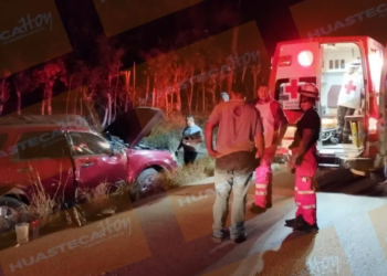 Pareja resulta con lesiones leves tras volcadura en ejido San Antonio Huichimal