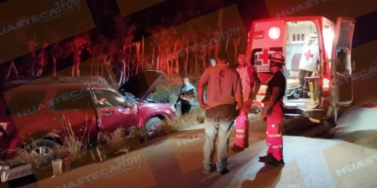Pareja resulta con lesiones leves tras volcadura en ejido San Antonio Huichimal