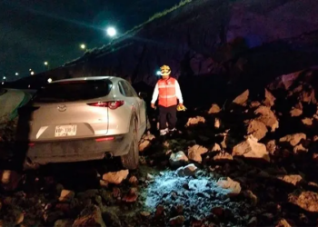 Auto afectado tras deslave en Prolongación Calzada de Guadalupe