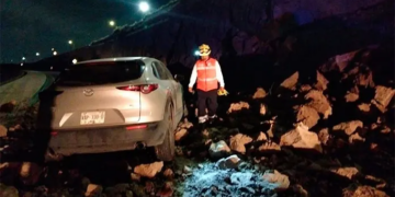 Auto afectado tras deslave en Prolongación Calzada de Guadalupe
