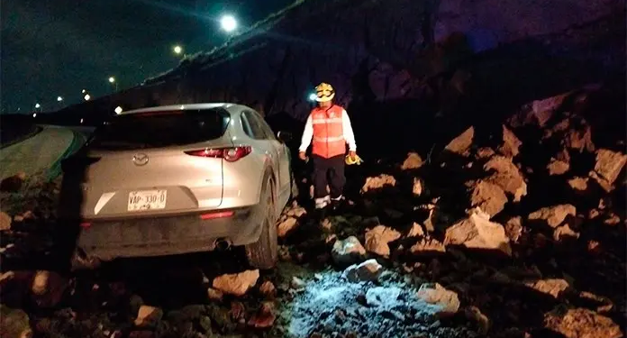 Auto afectado tras deslave en Prolongación Calzada de Guadalupe