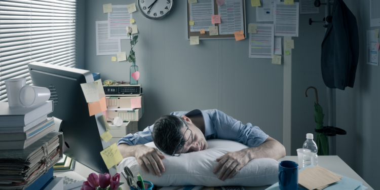¿Eres “workaholic”?, así puede dañar tu salud la adicción al trabajo