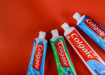 Retiran del mercado pasta dental Colgate tras alerta emitida por Cofepris