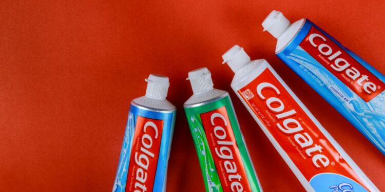 Retiran del mercado pasta dental Colgate tras alerta emitida por Cofepris