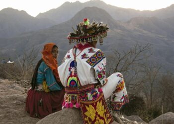 Ceremonia de protección en Xapawiyemeta realizada por el pueblo Wixárika y representantes culturales.