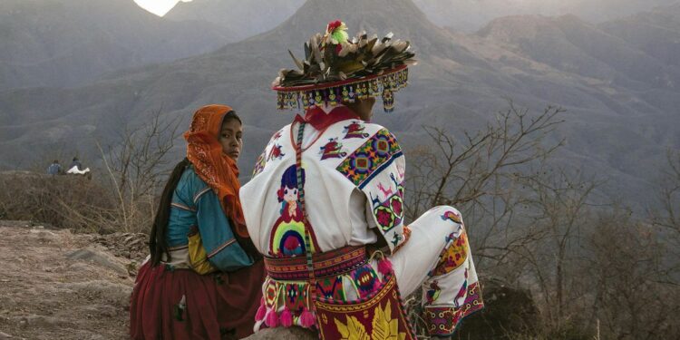 Ceremonia de protección en Xapawiyemeta realizada por el pueblo Wixárika y representantes culturales.
