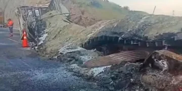 Se impactan y se incendian dos tráileres