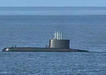 Marina alerta sobre submarino chileno fondeado en Puerto Vallarta