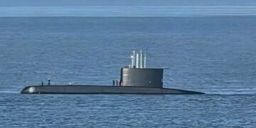 Marina alerta sobre submarino chileno fondeado en Puerto Vallarta
