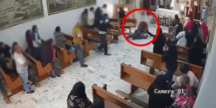 VIDEO | Apuñalan a hombre durante misa en iglesia de Edomex